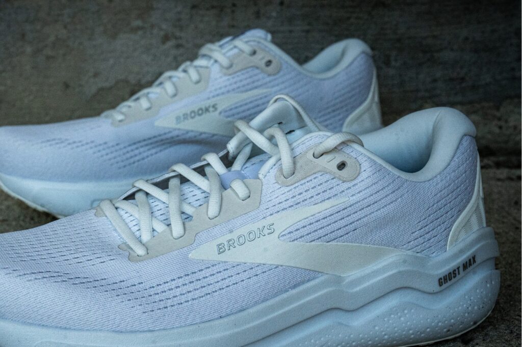 Brooks-Ghost-Max-2-laces