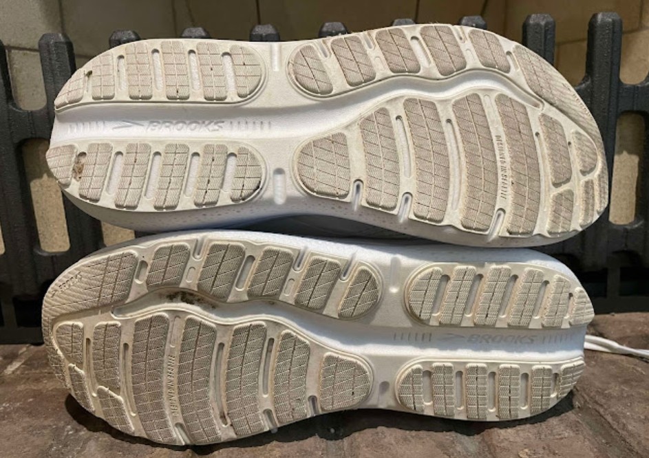 white Brooks Ghost Max 2 bottom