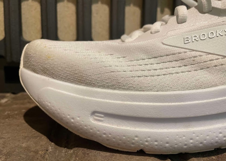 white Brooks Ghost Max 2 sneakers
