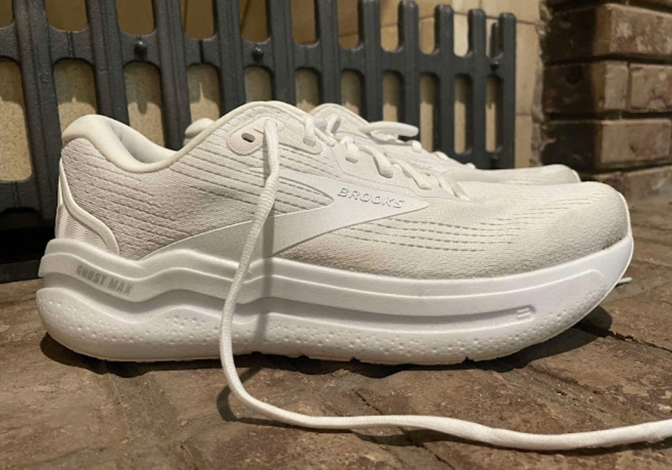 white Brooks Ghost Max 2